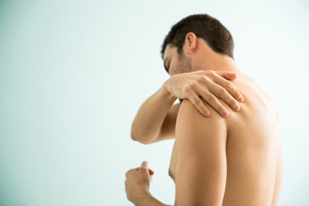 ozonoterapia <a href="https://www.freepik.com/free-photo/shirtless-young-man-suffering-from-muscle-pain-his-shoulder-visiting-spa-relieve-it_28030676.htm#page=4&query=man%20backache&position=19&from_view=search&track=ais">Image by tonodiaz</a> on Freepik